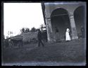La carrozza, il cocchiere, Caterina Frontali e Maria Nigrisoli davanti al loggiato della villa di Gaibola, detta la Vigna: Bologna