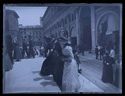 Tre donne salgono la scalinata della basilica di San Petronio dal lato del Portico e Palazzo dei Banchi: prospetto della piazza Vittorio Emanuele II e della via Rizzoli: Bologna