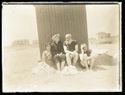 Ritratto della famiglia Guerrini: Lina, Maria Nigrisoli, Olindo e Guido seduti davanti alla loro cabina sulla spiaggia: Cesenatico