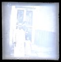 La signora Rosa, una bambina e una giovane donna davanti all’ingresso di una casa