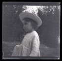 Una bambina nel giardino della villa di Gaibola, detta la Vigna: Bologna