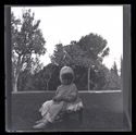 Una bambina seduta su una seggiolina nel giardino sul lato nord della villa di Gaibola, detta la Vigna: Bologna