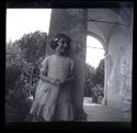 Una bambina appoggiata ad una colonna del loggiato della villa di Gaibola, detta la Vigna: Bologna