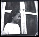 Una bambina davanti all’ingresso di una casa