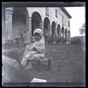Una bambina seduta su una seggiolina davanti al loggiato della villa di Gaibola, detta la Vigna: Bologna