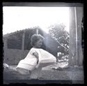 Una bambina davanti al fienile nello spazio esterno di una casa