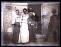 Caterina Frontali a braccetto con una donna e un giovane uomo davanti alla porta di accesso al terrazzo del villino: Bellaria