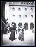 Due donne a passeggio davanti al palazzo dei Notai in piazza Vittorio Emanuele II: prospetto dell’ala sinistra del Palazzo Comunale: Bologna