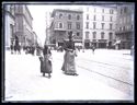 Una bambina che guarda l’obiettivo fotografico e una donna a passeggio in piazza del Nettuno: prospetto delle vie dell’Indipendenza e Rizzoli: Bologna