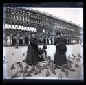 Lina Guerrini, Maria Nigrisoli e Caterina Frontali danno da mangiare ai piccioni: prospetto delle Procuratie Vecchie: piazza San Marco: Venezia