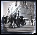 Veduta dalla Riva degli Schiavoni delle persone a passeggio sul ponte della Paglia: Venezia