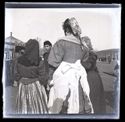 Tre donne di spalle e un giovane uomo davanti al parco divertimenti sul lato est della piazza dell’Otto Agosto: Bologna