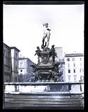 La fontana del Nettuno in piazza del Nettuno: prospetto della via Rizzoli: Bologna