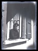 Maria Nigrisoli affacciata alla finestra sulla facciata della villa di Gaibola, detta la Vigna: Bologna