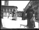 Tre donne sul sagrato della basilica di San Petronio dal lato del Portico e Palazzo dei Banchi: prospetto della piazza Vittorio Emanuele II e della via Rizzoli: Bologna
