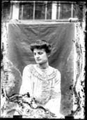 Ritratto di Caterina Frontali: set fotografico allestito nel cortile interno della Biblioteca Universitaria di Bologna