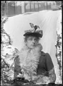 Ritratto di Guido Guerrini travestito da donna in occasione di una recita: set fotografico allestito nel cortile interno della Biblioteca Universitaria di Bologna: gennaio 1894