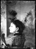 Ritratto di Lina Guerrini di spalle, girata di profilo