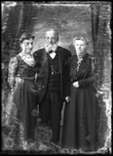 Ritratto della famiglia Guerrini: Lina, Olindo e Maria Nigrisoli