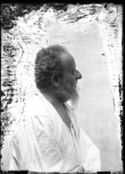 Ritratto di Olindo Guerrini di profilo con una camicia bianca