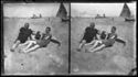 Tre uomini sulla spiaggia: in secondo piano le barche ormeggiate nella riva: Bellaria