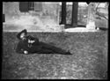 Olindo Guerrini con un cappello e la pipa in bocca, sdraiato nel giardino sul lato est della villa di Gaibola, detta la Vigna: Bologna