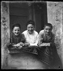 Lina Guerrini, Maria Nigrisoli e Guido Guerrini sorridenti, affacciati ad una finestra della villa di Gaibola: Bologna