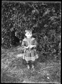 Una bambina con un abito alla marinara nel giardino della villa di Gaibola: Bologna