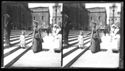Un uomo sulla scalinata della basilica di San Petronio e due donne a passeggio con un bambino tenuto per mano e un infante in braccio in piazza Vittorio Emanuele II: prospetto della basilica di San Petronio, del palazzo dei Notai sulla via de’ Pignattari e della Torre dell’Orologio: Bologna