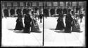 Tre donne a passeggio davanti alla statua equestre di Vittorio Emanuele II in piazza Vittorio Emanuele II: prospetto del palazzo del Podestà con i tramway a cavallo: Bologna