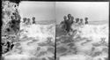 Un gruppo di giovani uomini e donne in posa nel mare fra le onde: Bellaria