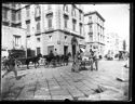 Un calesse e due carrozze nella via Marina nei pressi della via Duomo: Napoli