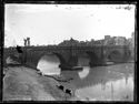 Veduta del ponte Sant’Angelo dalla sponda destra del Tevere: Roma