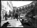 Le persone sulla riva del Vin e sul ponte di Rialto e le gondole sul Canal Grande: Venezia aprile 1892