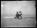 Una giovane donna e Lina Guerrini con la cuffia sedute sulla spiaggia: Cesenatico