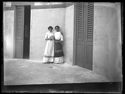 Una giovane donna e Lina Guerrini in posa nello spazio esterno di un villino: Cesenatico
