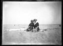 Una giovane donna e Lina Guerrini con la cuffia sedute sulla spiaggia: Cesenatico