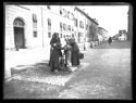 Una bambina con due donne riempie una brocca alla fontanella: via Scandiana angolo via Borgo Vado: prospetto della via Scandiana: Ferrara