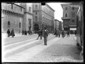 Le persone a passeggio in piazza del Nettuno e all’inconcio delle vie Ugo Bassi, dell’Indipendenza e Rizzoli: Bologna