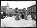 Due donne sul sagrato della basilica di San Petronio: prospetto della piazza Vittorio Emanuele II con il palazzo dei Notai sulla via de’ Pignattari e il Palazzo Comunale: Bologna