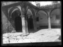 Il portico sul fianco destro della Basilica Maggiore del santuario francescano della Verna sul monte Penna: Chiusi della Verna