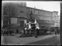 La fontana del Nettuno ghiacciata: prospetto del Palazzo Comunale in piazza del Nettuno: Bologna