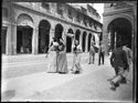 Tre donne e due uomini a passeggio fra la piazza Cavour e la via Farini:  Bologna