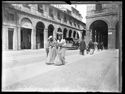 Due donne a passeggio fra la piazza Cavour e la via Farini e il passaggio del tramway a cavallo numero 5: Bologna
