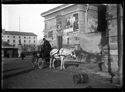 Una carrozza davanti al piccolo fabbricato posto sul lato sinistro della porta Galliera: Bologna