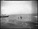 Una barca ormeggiata e una donna con tre bambini nella riva: Bellaria