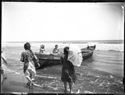 Due bambine sulla battigia e due bambini su una barca da pesca ormeggiata nella riva: Bellaria