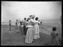 Due donne che guardano il mare e Caterina Frontali che fa conversazione con due donne sulla spiaggia: Bellaria