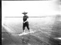 Una donna che guarda l’obiettivo fotografico mentre esce dall’acqua: Bellaria