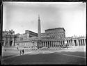 Piazza San Pietro con l’Obelisco Vaticano, la fontana di Carlo Maderno e il colonnato di Gian Lorenzo Bernini: Città del Vaticano